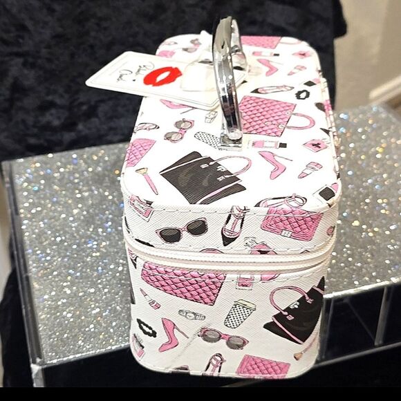 Blush Crush Fashion Print Zip Around Cosmetic Traincase - Picture 4 of 7